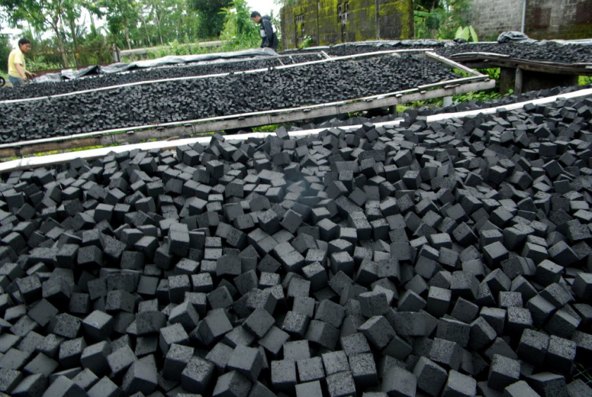 فحم جوز الهند سريع الاحتراق فحم جوز الهند يوفر حرارة قوية